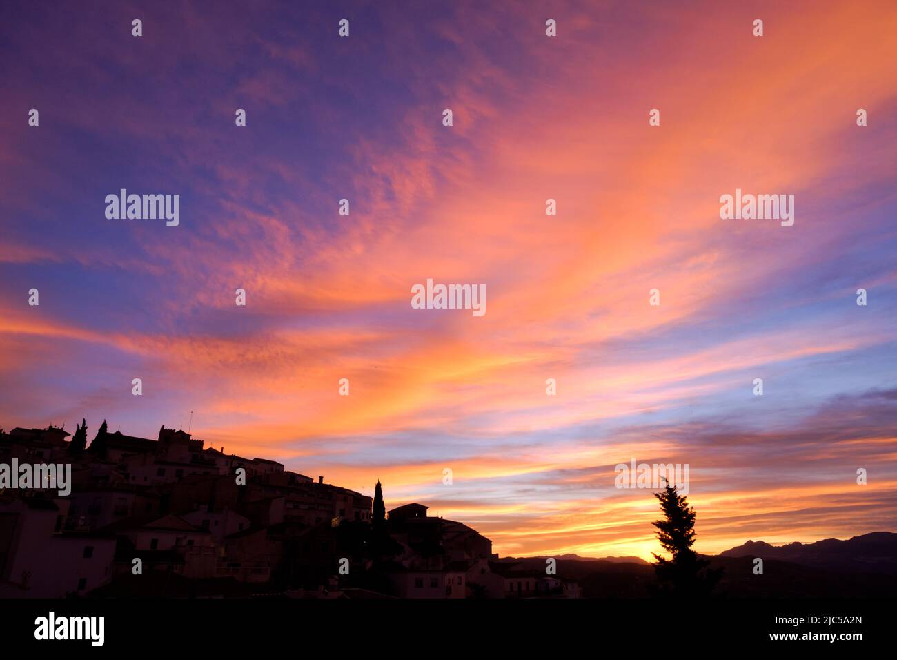 Puesta de sol vista desde el pueblo blanco de Comares, en la región de Axarquía en Málaga, Andalucía, España Foto de stock