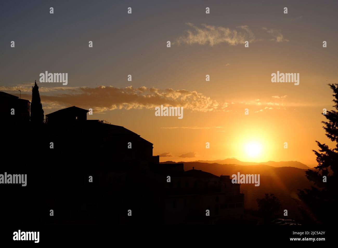 Puesta de sol vista desde el pueblo blanco de Comares, en la región de Axarquía en Málaga, Andalucía, España Foto de stock