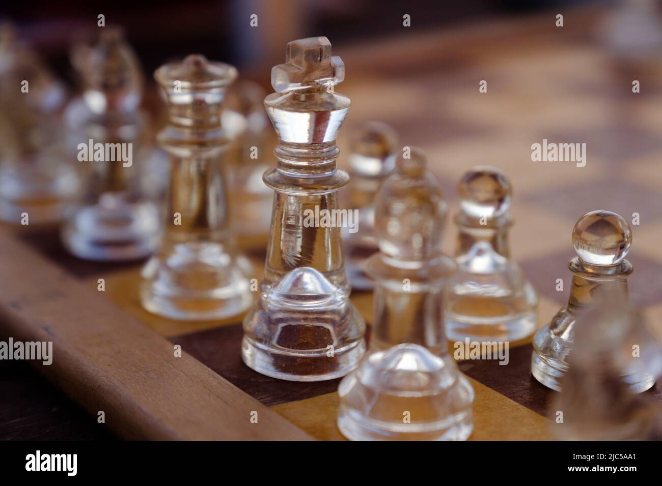 Un juego de ajedrez de vidrio transparente Foto de stock