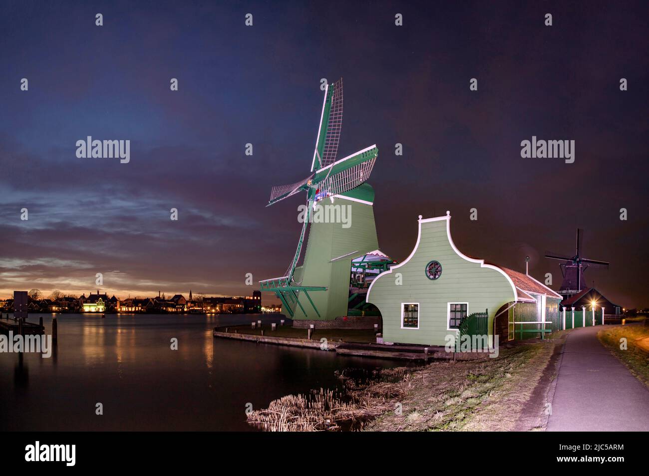 Paltrok molino De Gekroonde Poelenburg en farol *** Local Caption *** Países Bajos,molino de viento, agua, invierno, noche, tarde, Zaandam, Noord-Holla Foto de stock