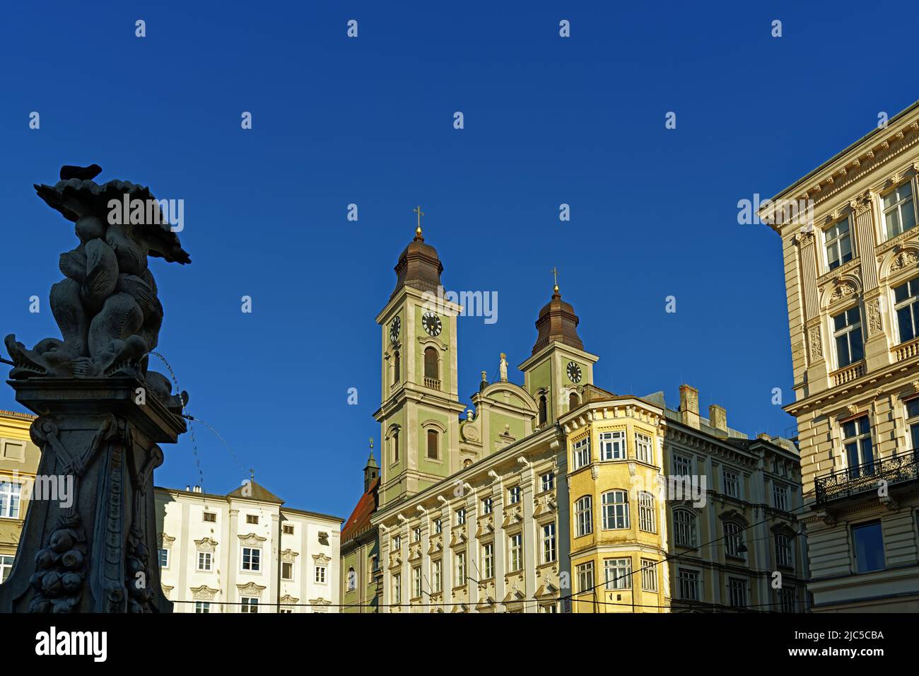 Straßenansicht, Hauptplatz, Alter Dom, Ignatiuskirche, Neptunbrunnen Foto de stock