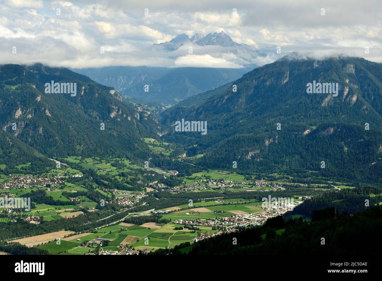Dörfer, Thusis, Fürstenaubruck, Sils i.D., Scharans, Domleschg, Schin-Schlucht, Berg, Piz Ela, Wolken, Kanton Graubünden, Schweiz Foto de stock