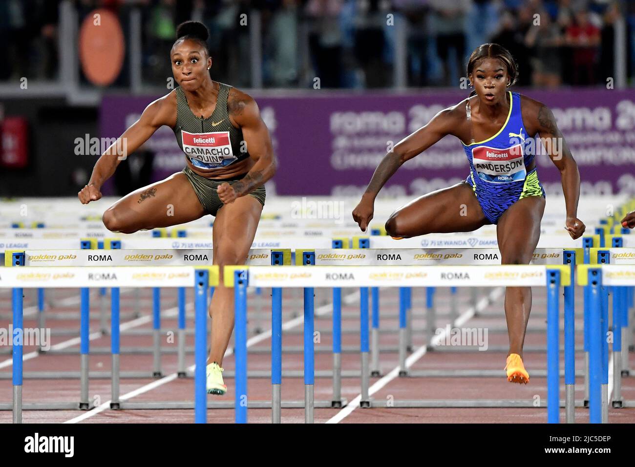 Jasmine CamachoQuinn de Puerto Rico y Britany Anderson de Jamaica compiten en los 100m