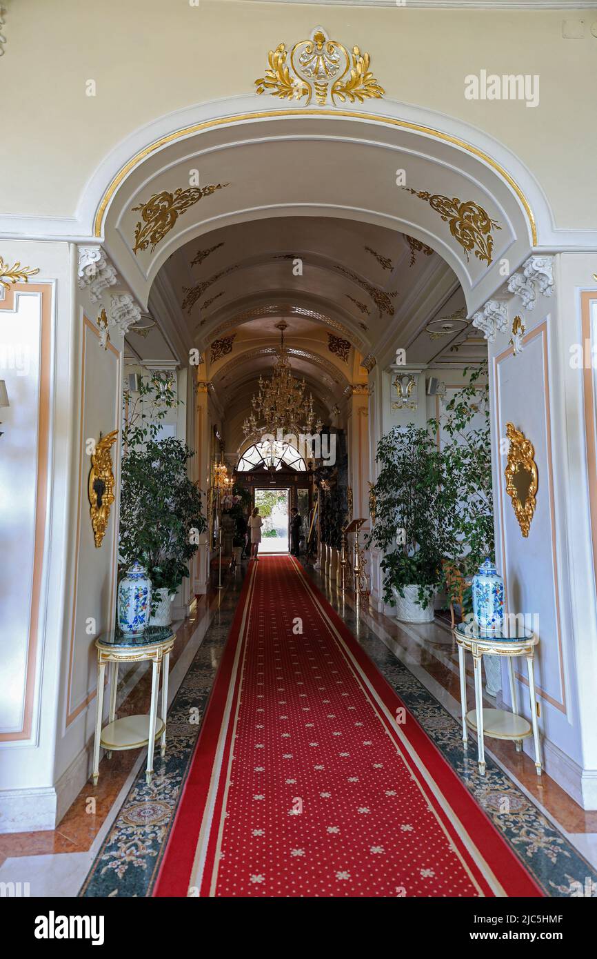 Un pasillo ornamentado dentro del Grand Hotel des Iles Borromees, Stresa, Lake Maggiore, Italia Foto de stock