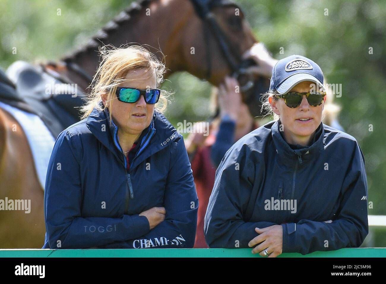 Bramham International Horse Trials, Bramham Park, cerca de Wetherby en West Yorkshire en el Reino Unido. 10th de junio de 2022. Zara Tindall mirando el vendaje, antes de que ella compite en la fase de vendaje de la CCI-L 4* en el Bramham International Horse Trials Credit:Peter Putnam/Alamy Live News Foto de stock