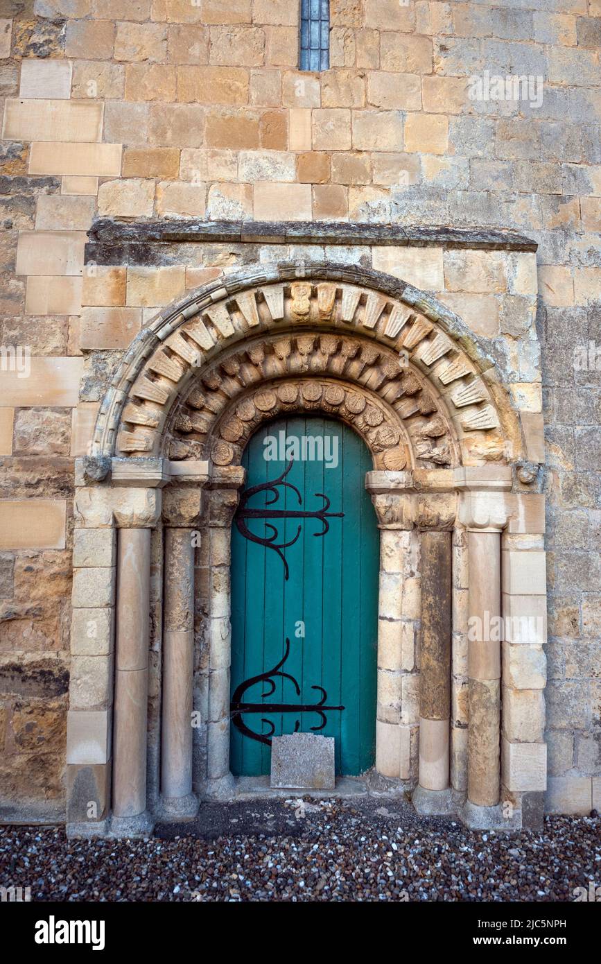 La puerta occidental de la iglesia de St Marys en el pueblo de Etton, East Riding de Yorkshire, Reino Unido Foto de stock