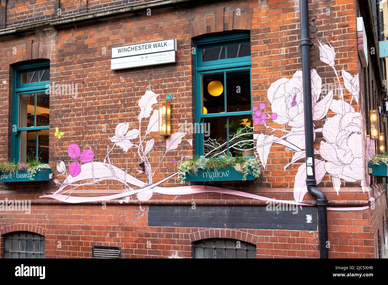 Ilustración botánica pintada a mano en el lado del edificio de ladrillo del restaurante Mallow Winchester Walk Londres Inglaterra Reino Unido KATHY DEWITT Foto de stock