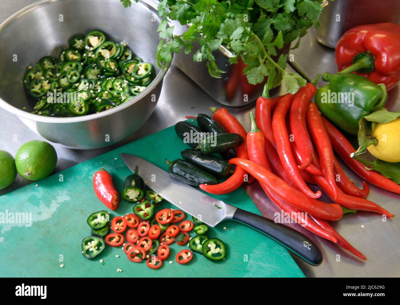 Chiles en una cocina restaurante. Foto de stock