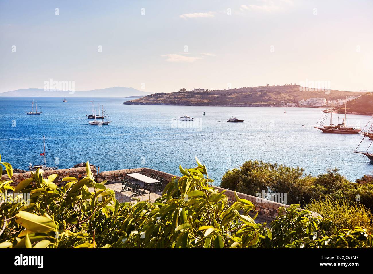 Vista de la playa Bodrum desde el castillo. Barcos de vela, yates en el mar Egeo con casas blancas tradicionales en las colinas de Bodrum ciudad de Turquía Foto de stock