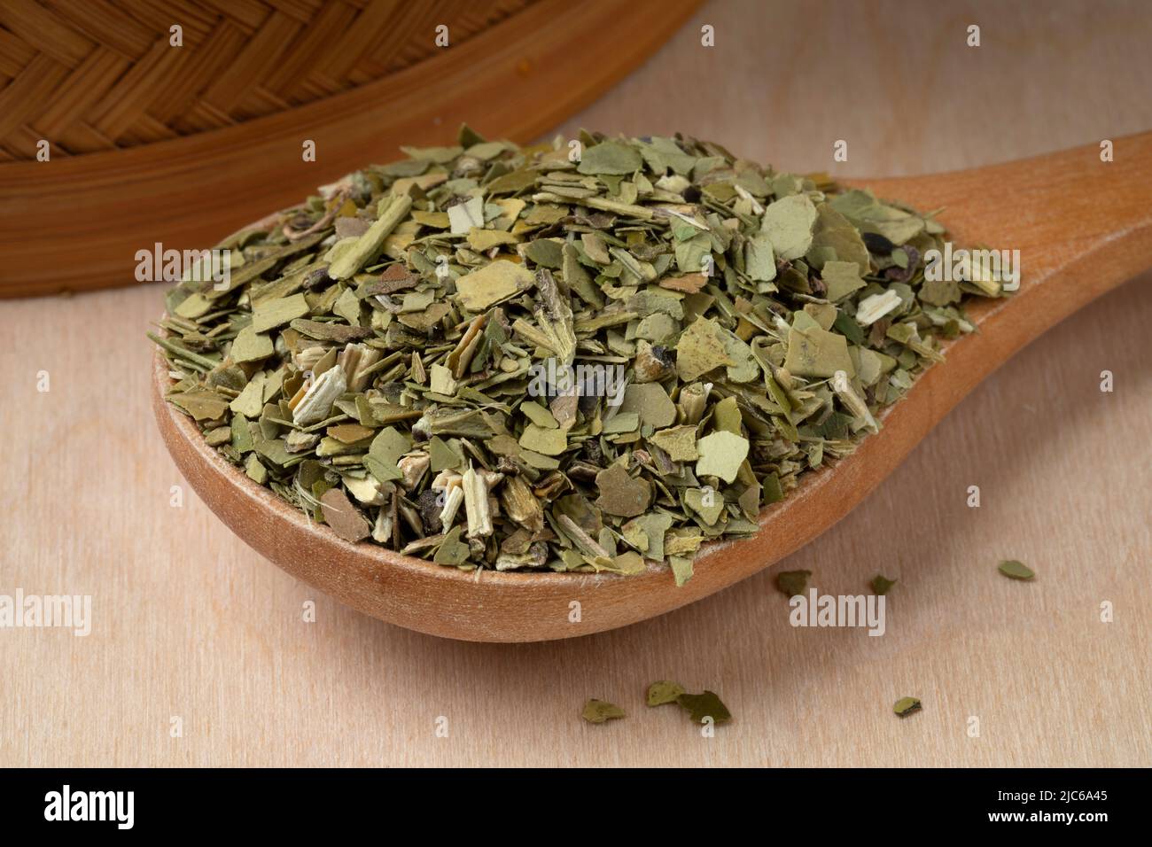 Cuchara de madera con hojas de té mate secas y tradicionales de América del Sur ricas en cafeína Foto de stock