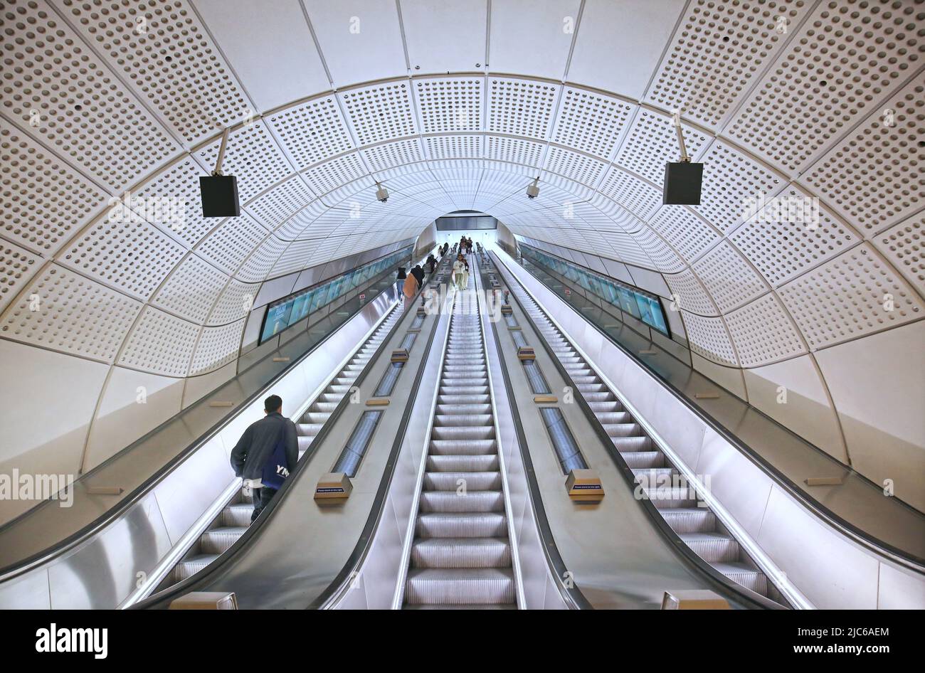 Londres, Reino Unido. Escalera mecánica principal en la nueva estación Elizabeth Line (Crossrail) en Whitechapel, al este de Londres. Muestra paneles de revestimiento de hormigón curvo Foto de stock