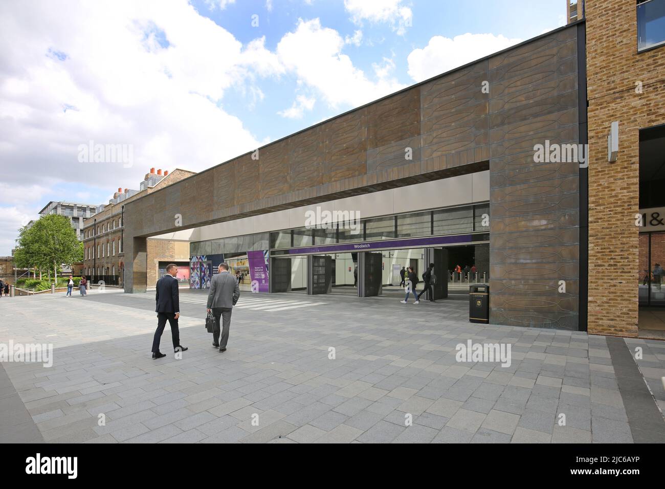 Vista exterior de la entrada a la nueva estación Elizabeth Line (Crossrail) en Woolwich, Londres, Reino Unido Foto de stock