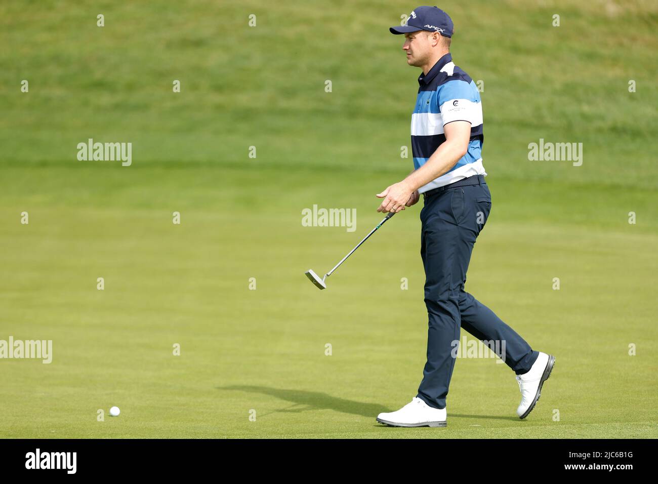 Oliver Fisher en el verde 13th durante el segundo día de la Serie Invitacional de Golf LIV en el Club Centurion, Hertfordshire. Fecha de la foto: Viernes 10 de junio de 2022. Foto de stock