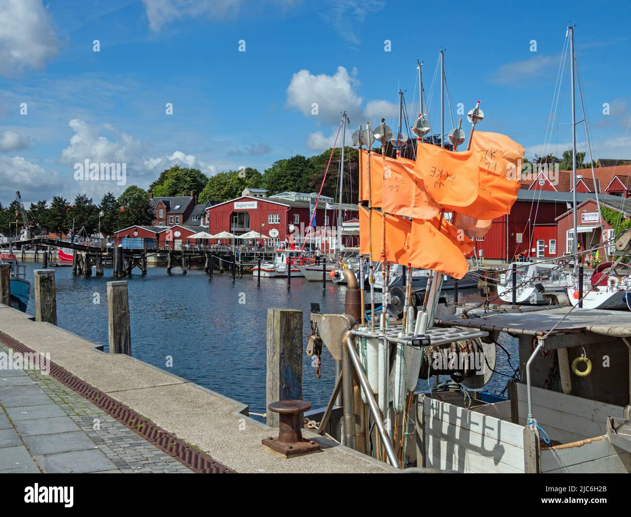 Eckernförde, Schleswig-Holstein, Alemania - 15 de agosto de 2021: Puerto de Eckernförde con barco de pesca en primer plano Foto de stock