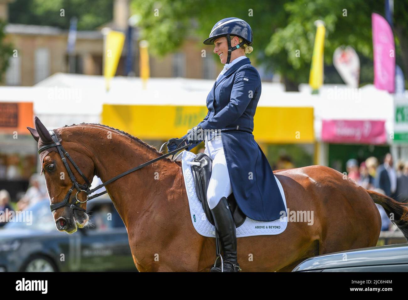 Bramham International Horse Trials, Bramham Park, cerca de Wetherby en West Yorkshire en el Reino Unido. 10th de junio de 2022. ZARA Tindall EN LA CLASE de equitación PARA GBR en la fase de doma de la CCI-L 4* en el Bramham International Horse Trials Crédito:Peter Putnam/Alamy Live News Foto de stock