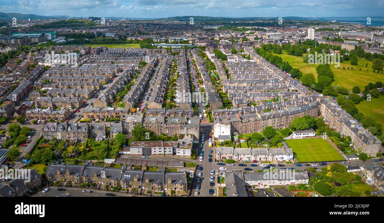 Vista aérea desde drone de densa vivienda urbana en Leith, Edimburgo, Escocia, Reino Unido Foto de stock