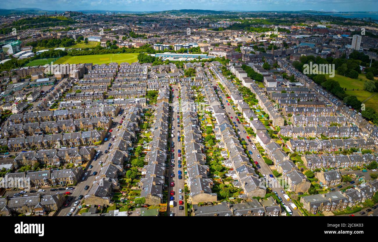 Vista aérea desde drone de densa vivienda urbana en Leith, Edimburgo, Escocia, Reino Unido Foto de stock