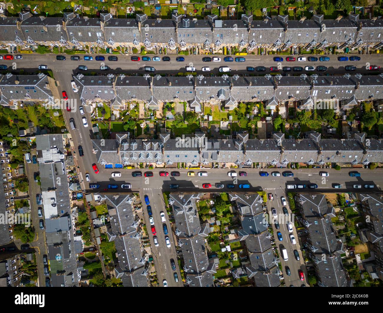 Vista aérea desde drone de densa vivienda urbana en Leith, Edimburgo, Escocia, Reino Unido Foto de stock