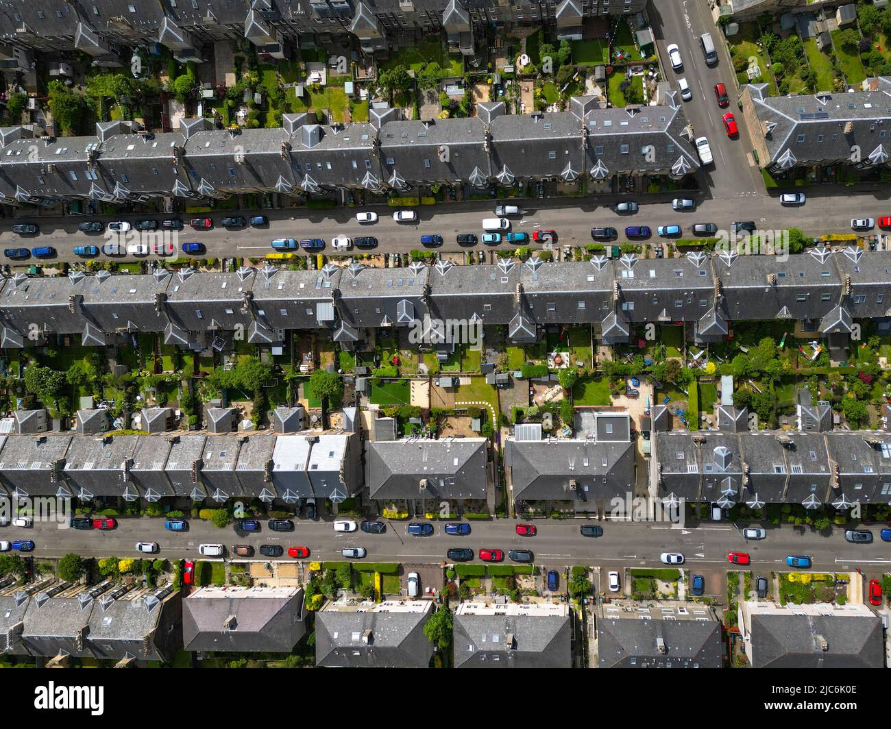 Vista aérea desde drone de densa vivienda urbana en Leith, Edimburgo, Escocia, Reino Unido Foto de stock