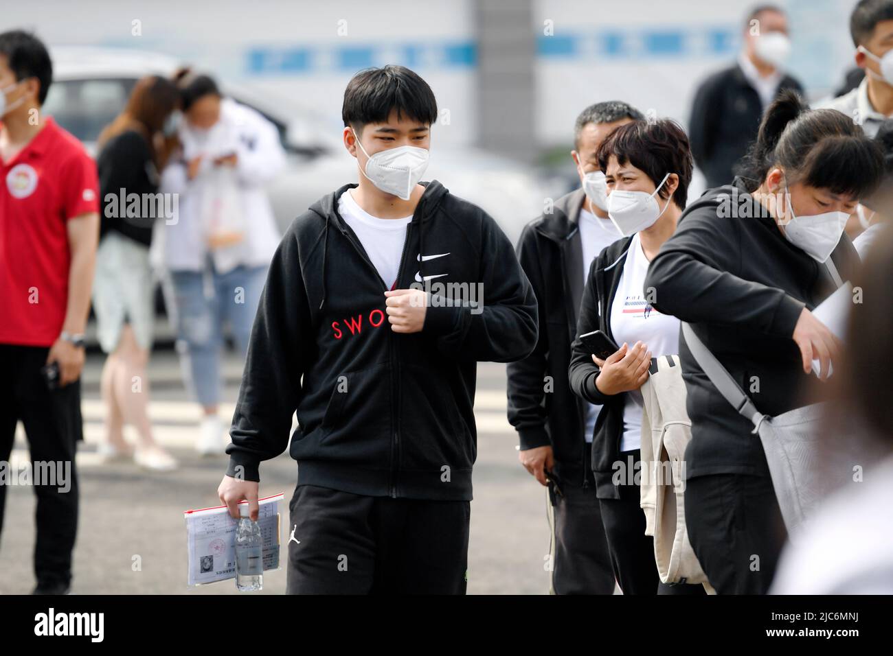 En particular Atticus Tender CHANGCHUN, CHINA - 8 DE JUNIO de 2022 - Un candidato que lleva una camiseta Nike entra en una sala de examen en el Centro Experimental de Examen de Entrada a la En particular Atticus Tender CHANGCHUN, CHINA - 8 DE JUNIO de 2022 - Un candidato que lleva una camiseta Nike entra en una sala de examen en el Centro Experimental de Examen de Entrada a la