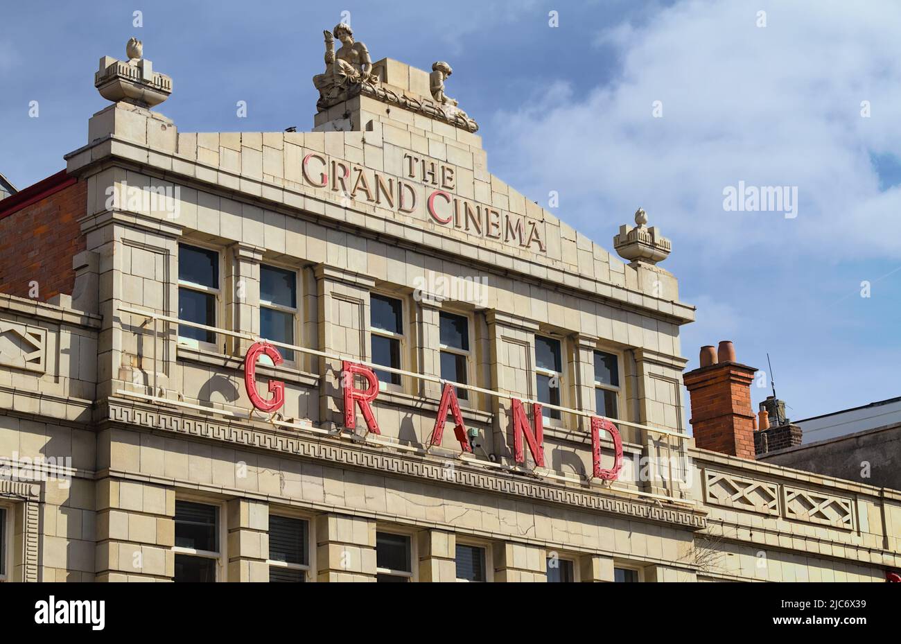 Detalle de las Estatuas en la cima del Grand Cinema Theatre Westbourne, Reino Unido Foto de stock