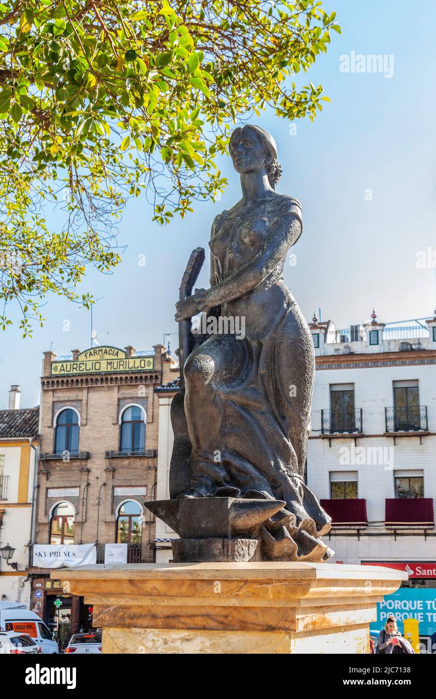 Triana al Arte Flamenco, una estatua de Jesús Gavira Alba, dio a conocer en 1994 a una bailarina de flamenco con un pie sobre un yunque y sosteniendo una guitarra. Foto de stock