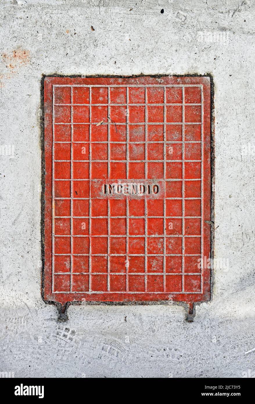 Superficie metálica para acceder al sistema hidráulico contra incendios con palabra portuguesa que significa FUEGO (Incendio) Foto de stock