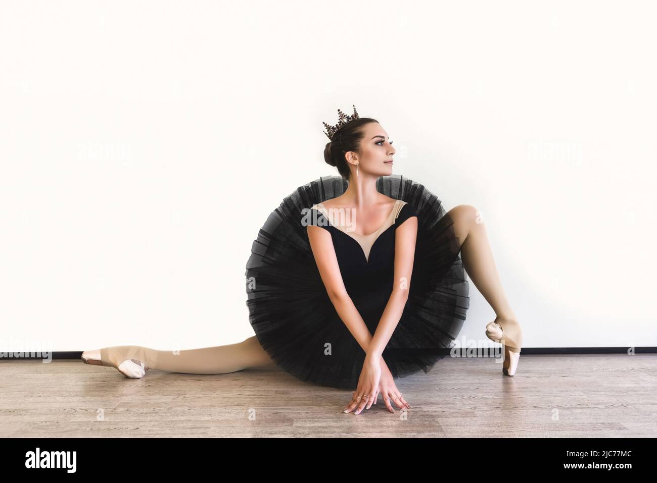 elegante bailarina de cisne negro vestido sobre fondo blanco. Bailarina de ballet joven practicando antes de la actuación en tutu negro, pista de baile clásico Fotografía de stock - Alamy elegante bailarina de cisne negro vestido sobre fondo blanco. Bailarina de ballet joven practicando antes de la actuación en tutu negro, pista de baile clásico Fotografía de stock - Alamy