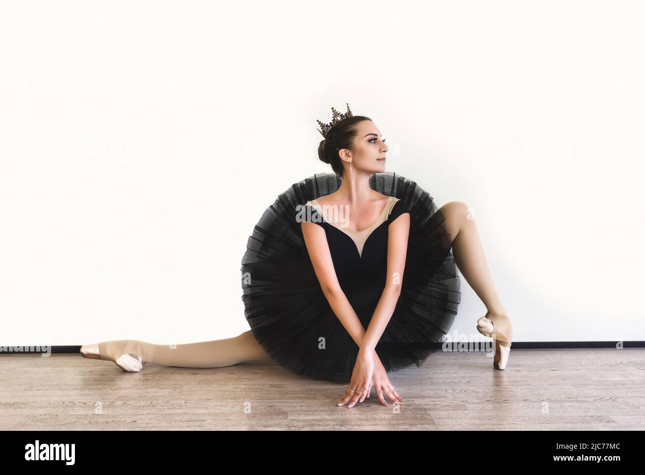 elegante bailarina de cisne negro vestido sobre fondo blanco. Bailarina de  ballet joven practicando antes de la actuación en tutu negro, pista de  baile clásico Fotografía de stock - Alamy