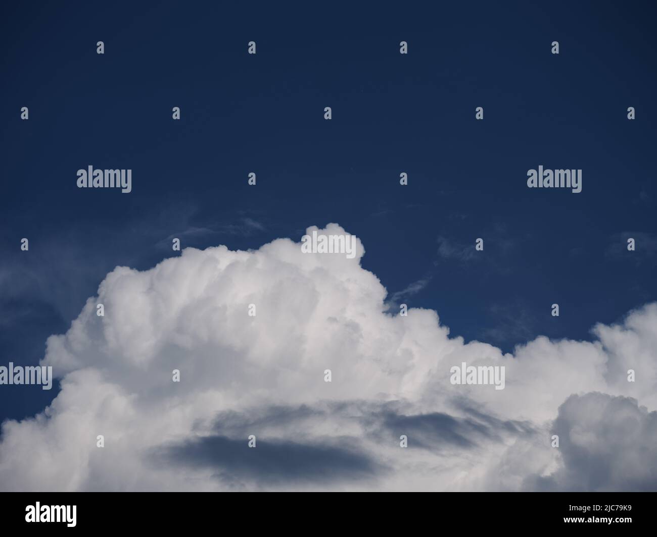 Una imagen de un cielo nublado. Primer plano. Foto de stock