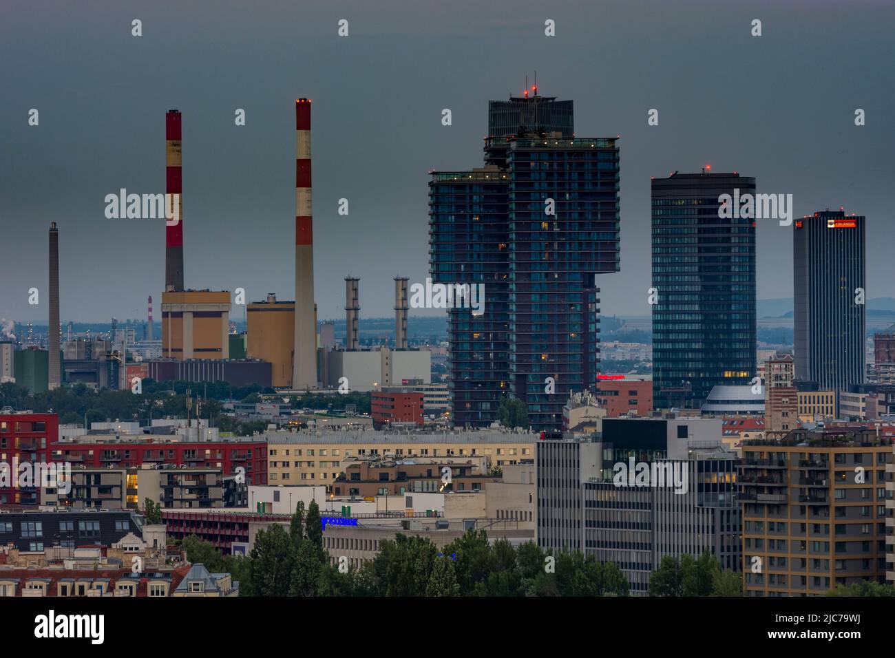Viena: Chimeneas de la central eléctrica, torres Triiiple de gran altura, torre Orbi, sede central de Wiener Stadtwerke (de izquierda a derecha) Foto de stock