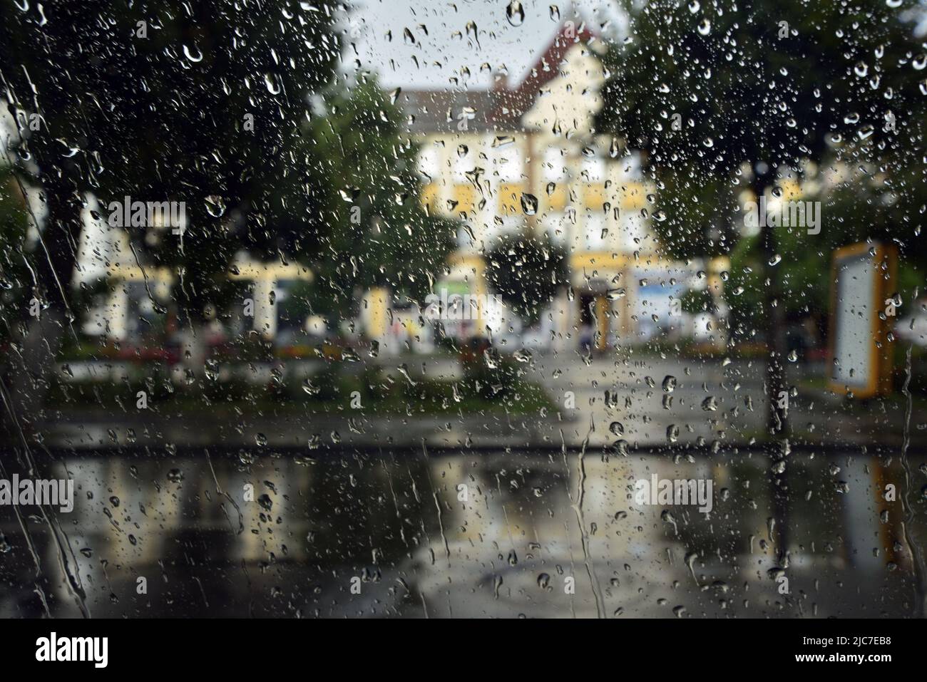 Lluvia en el cristal del coche Foto de stock