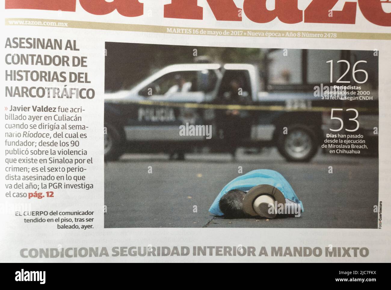 Foto de periódico e informe sobre el asesinato de periodista en México Foto de stock