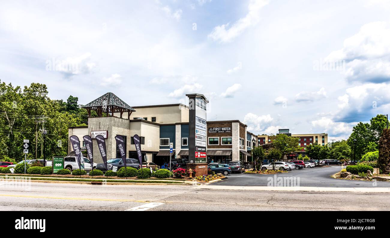 BILTMORE PUEBLO en ASHEVILLE, NC, EE.UU.-5 JUNIO 2022: Vista angular del centro comercial Biltmore Station. Foto de stock