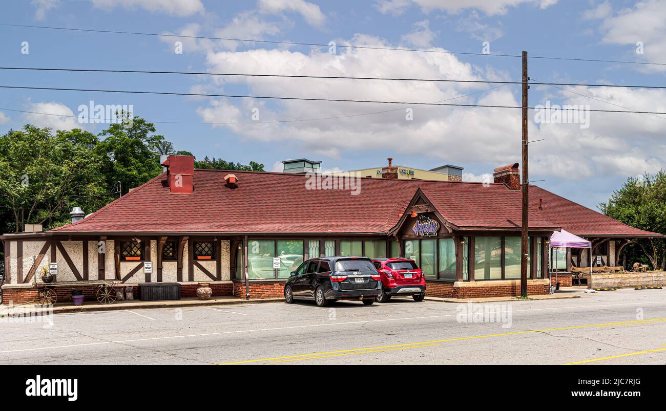 BILTMORE VILLAGE en ASHEVILLE, NC, USA-5 JUNIO 2022: El Wayside Bar and Grill, edificio, letrero y estacionamiento. Foto de stock