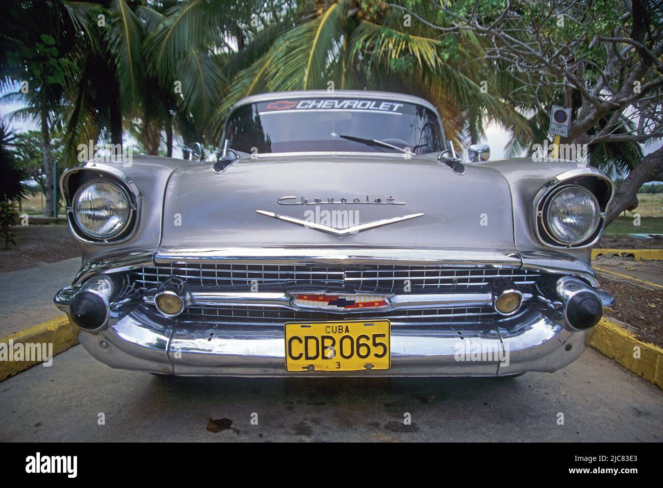Chevrolet, coche clásico en el casco antiguo de La Habana, Cuba, Caribe Foto de stock