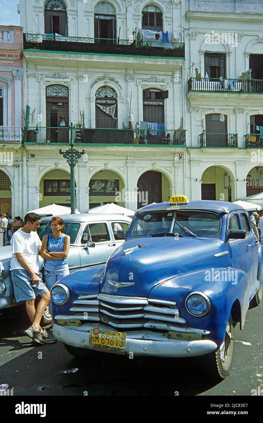 Taxi, Coche clásico en el casco antiguo de La Habana, Cuba, Caribe Foto de stock