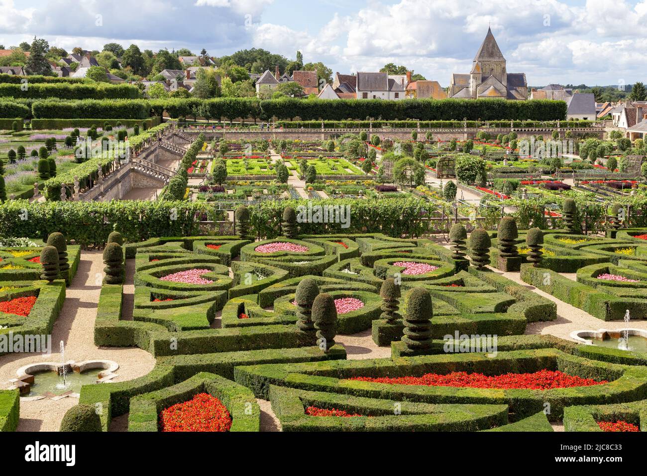 VILLANDRY, FRANCIA - 7 DE SEPTIEMBRE de 2019: Esta es una vista de los Jardines del Castillo de Villandry y el pueblo adyacente en el Valle del Loira. Foto de stock