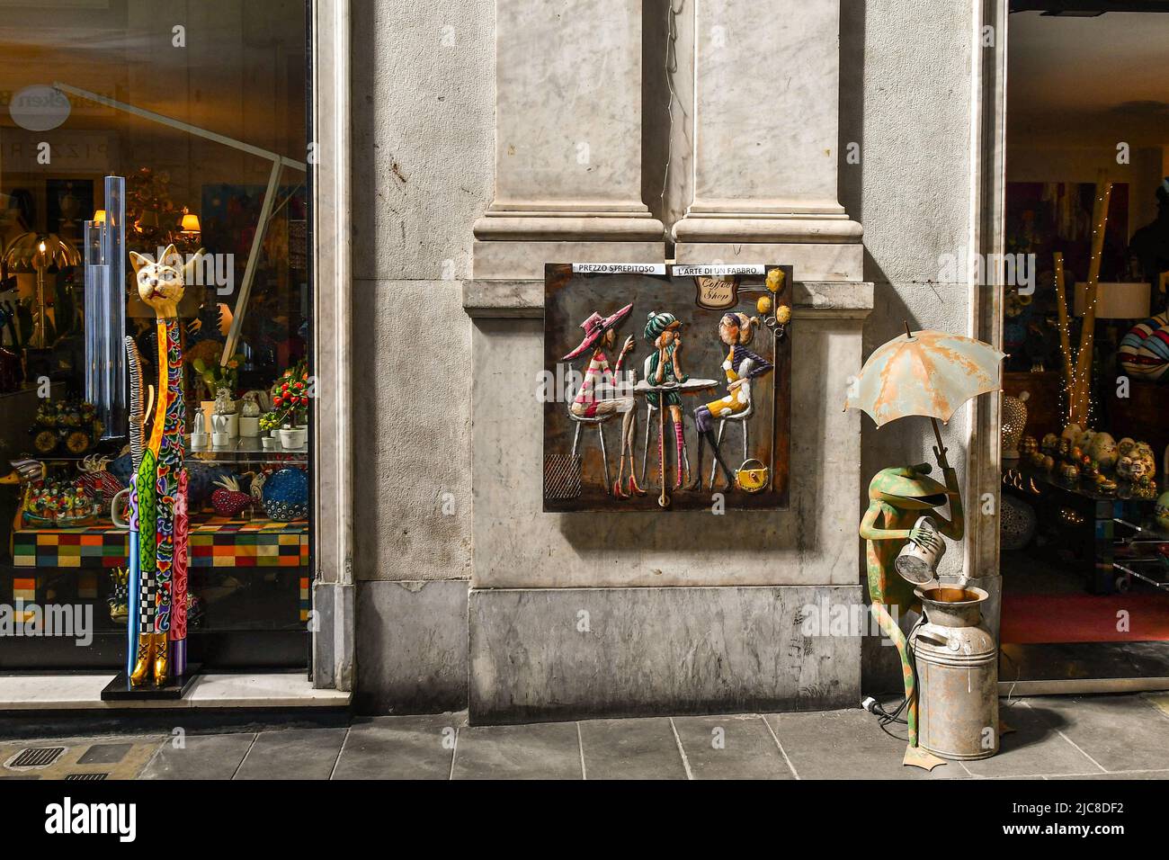 Exterior de una tienda de regalos con objetos coloridos expuestos en los escaparates y en la acera de la Galleria Giuseppe Mazzini, Génova, Liguria, Italia Foto de stock