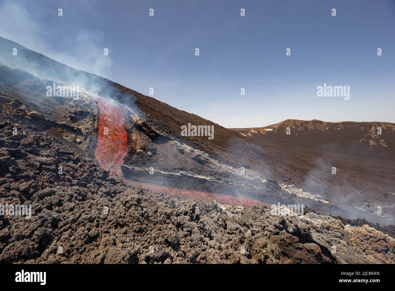 -Flujo de lava resplandeciente en el volcán Etna en erupción - Turismo de Sicilia Foto de stock