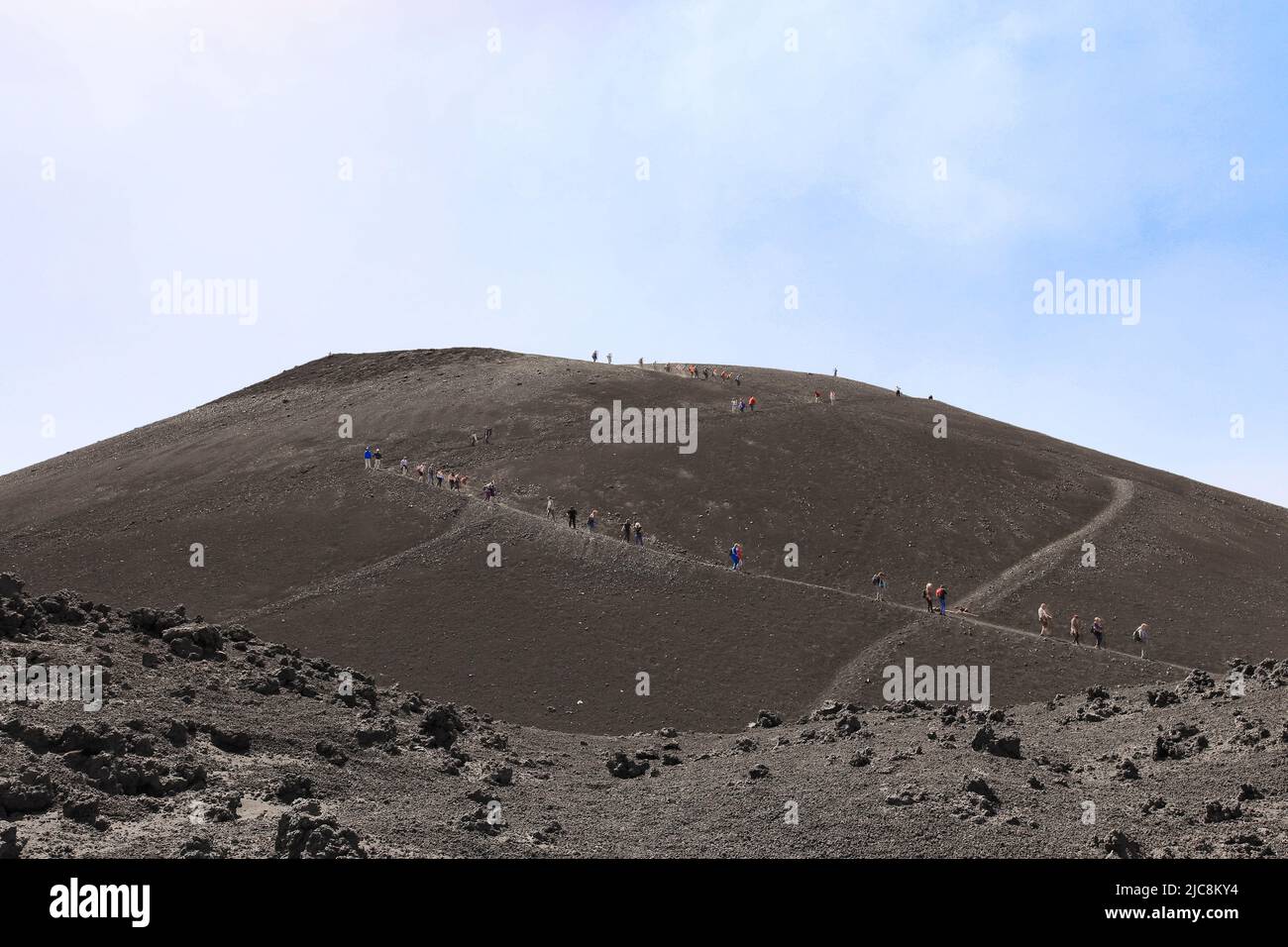 Trekking de excursionistas y turistas que caminan sobre el cráter del volcán Etna -Sicilia Foto de stock