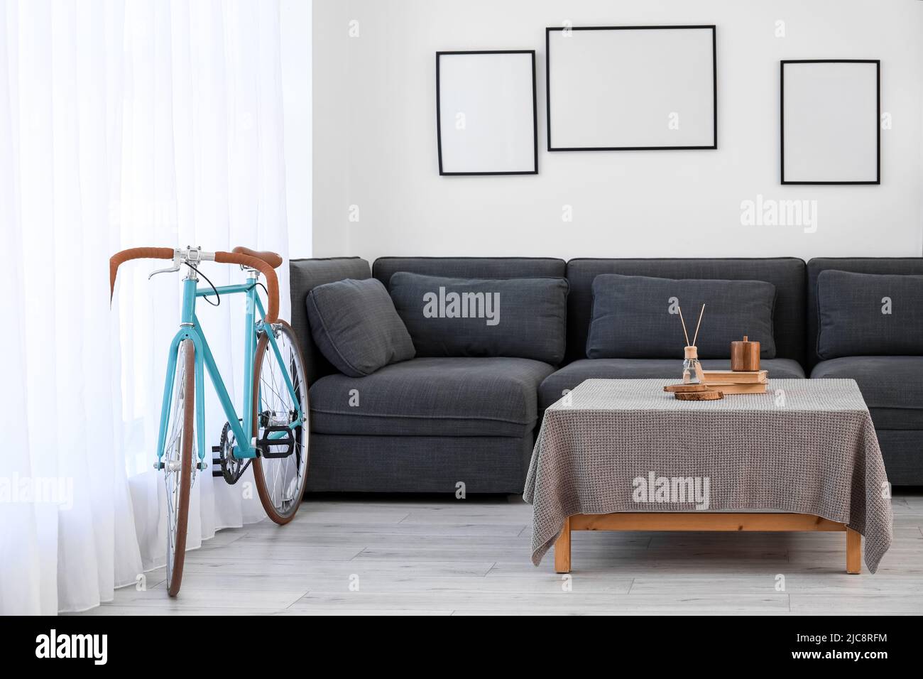 Interior de una moderna sala de estar con bicicleta, negro y marcos en blanco Fotografía stock - Alamy