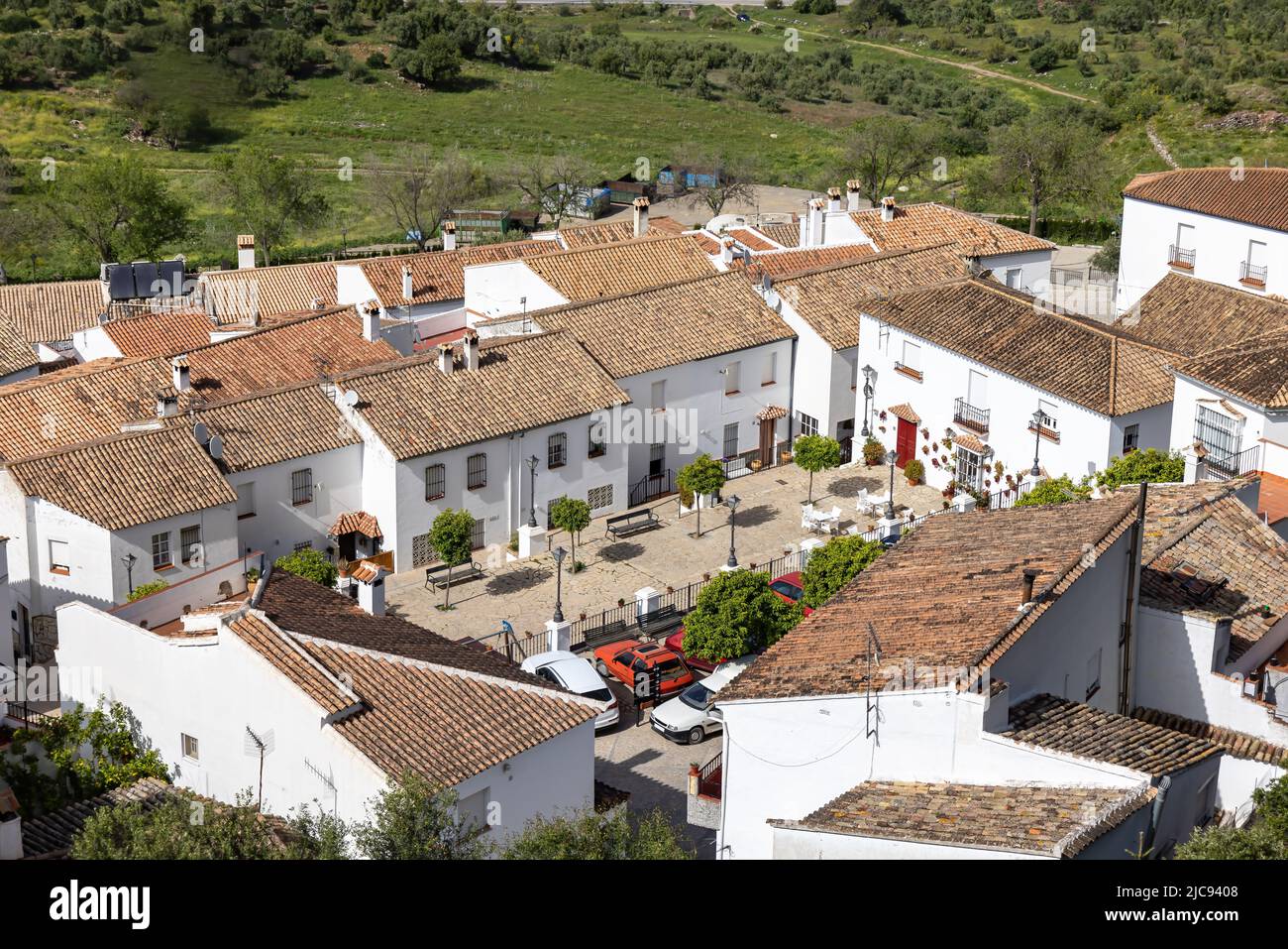 Vista panorámica del pueblo de Zahara de la Sierra en Cádiz, Andalucía. Ruta Pueblos blancos de Cádiz (Ruta de los Pueblos Blancos de Cádiz) Foto de stock