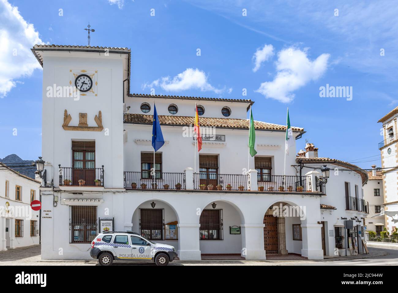 Grazalema, Cádiz, España - 1 de mayo de 2022: Ayuntamiento de Grazalema en la Sierra de Grazalema, uno de los pueblos de la ruta del blanco Foto de stock