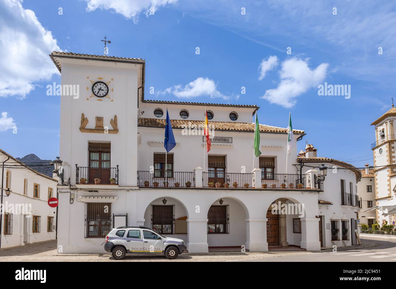 Ayuntamiento de Grazalema, considerado uno de los pueblos blancos más bellos de España, con un coche de la Policía Local (Policia Local) estacionado en la puerta y t Foto de stock
