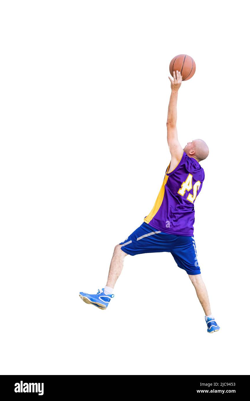 Un joven jugador de baloncesto rodando un baloncesto aislado sobre fondo blanco con espacio para texto Foto de stock