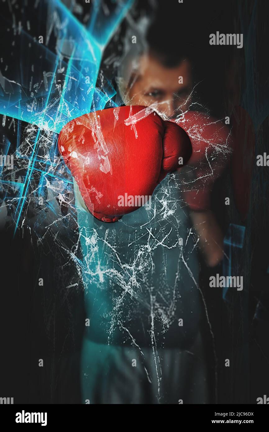 un boxeador en un guante rompe el cristal y los fragmentos vuelan Foto de stock