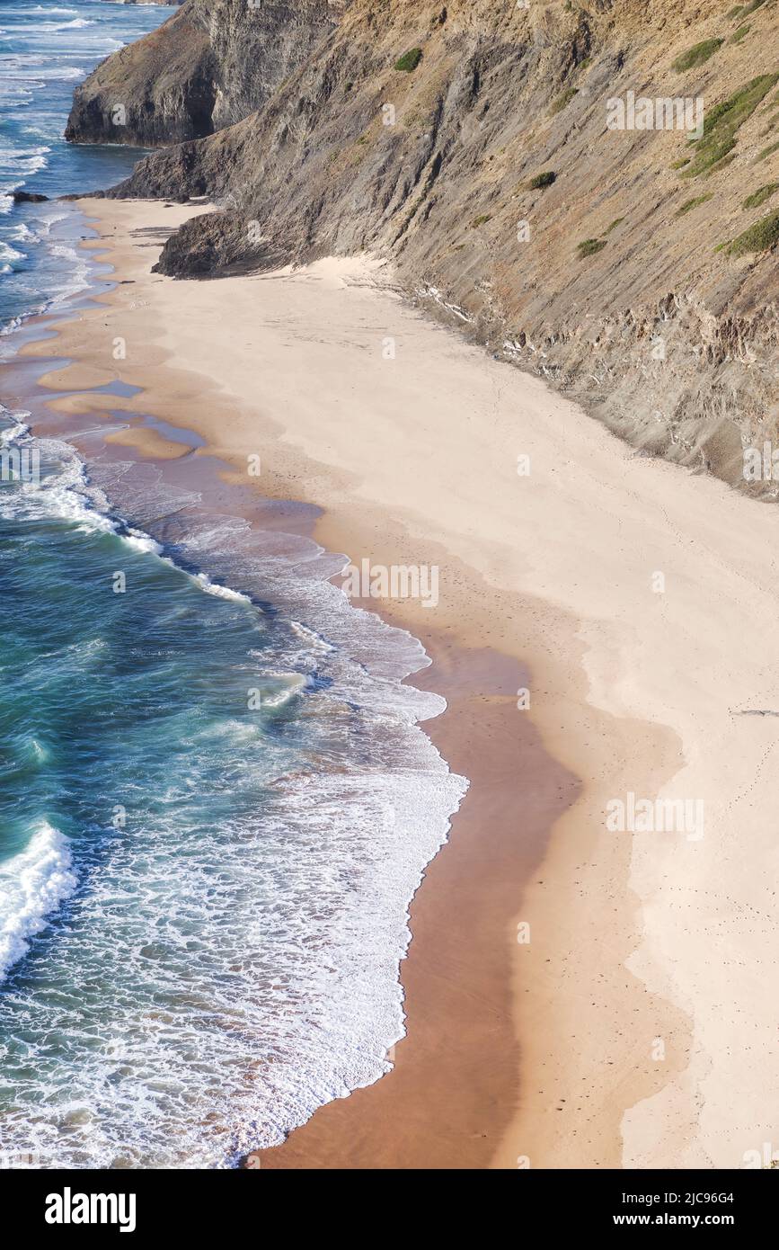 Diferentes tonos de arena crean un contraste sorprendente en la marea baja - Praia de Fateixa, Algarve, Portugal Foto de stock