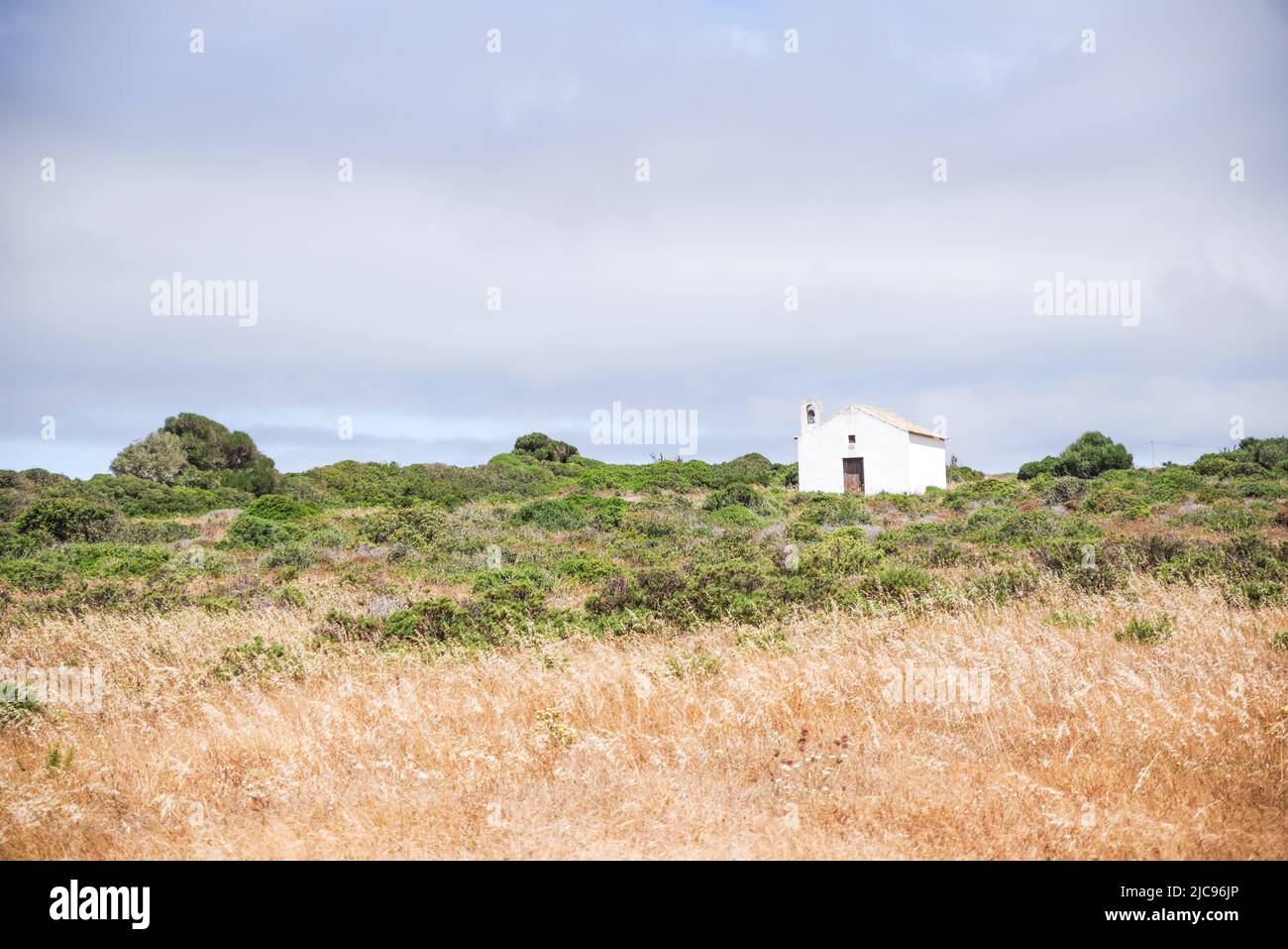 Pequeña capilla encalada solitaria en los campos del Algarve rural Foto de stock