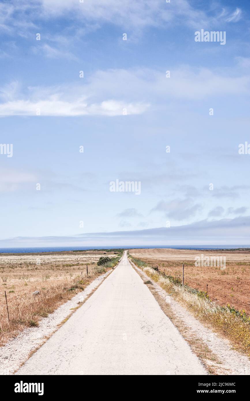 Carretera rural en Algarve que se extiende hasta la distancia (Portugal) Foto de stock